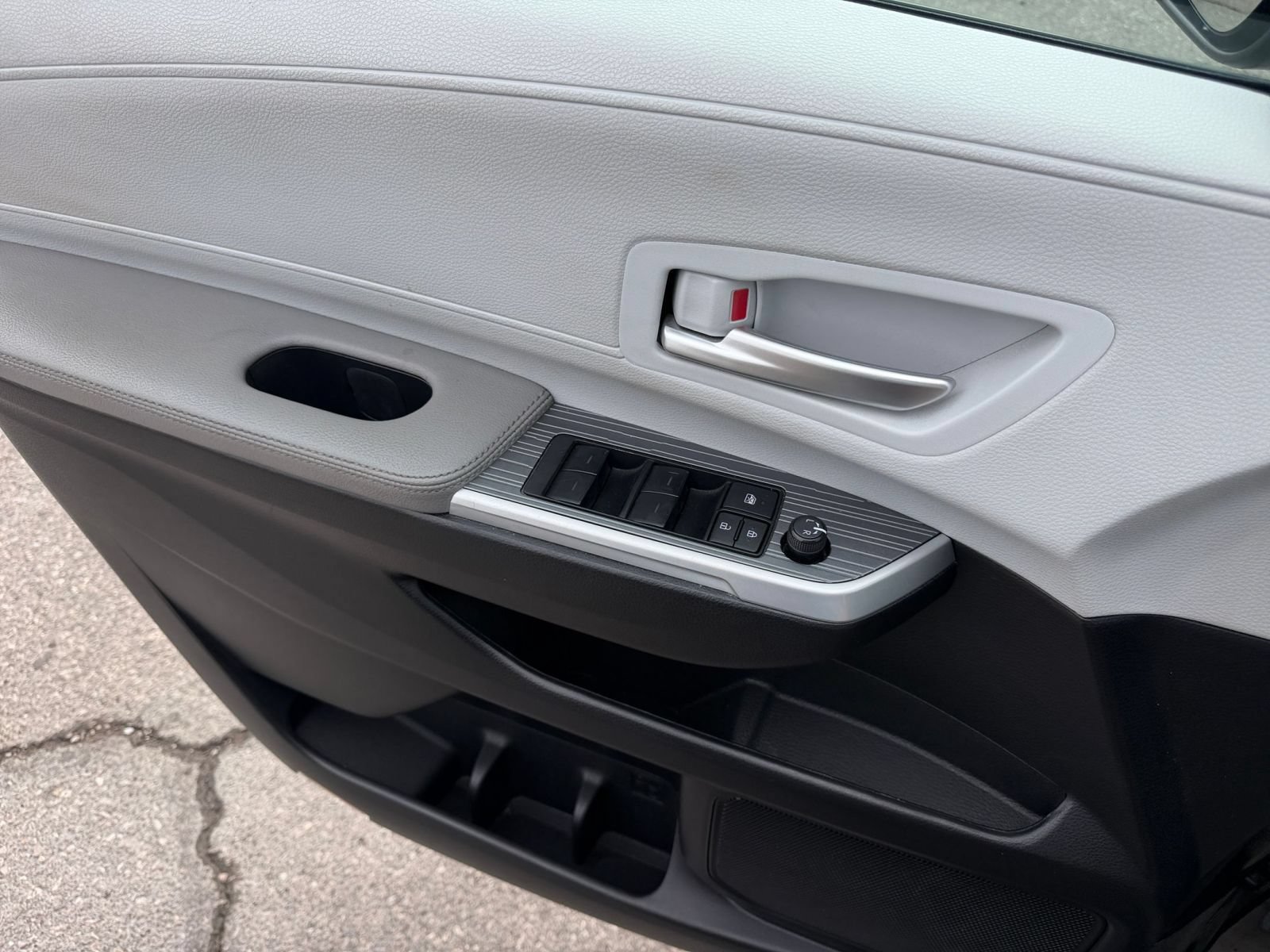 Used 2025 Toyota Sienna XLE FWD image 18