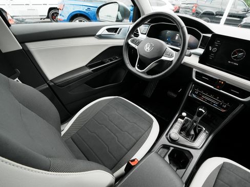 Used 2025 Volkswagen Taos SE w/ Panoramic Sunroof Package AWD/4WD image 43