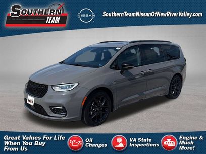 Used 2025 Chrysler Pacifica Limited