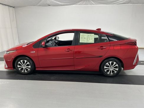 Used 2022 Toyota Prius Prime LE image 5