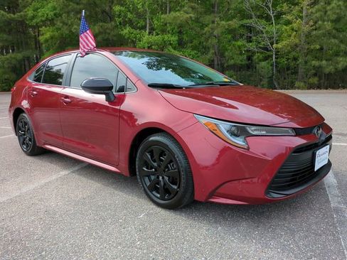Used 2025 Toyota Corolla LE FWD image 2
