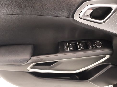 Used 2025 Kia Soul LX w/ LX Technology Package FWD image 14