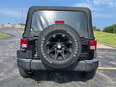 Used 2018 Jeep Wrangler Unlimited Sport w/ Connectivity Group AWD/4WD image 4
