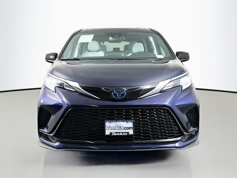 Used 2022 Toyota Sienna XSE image 2
