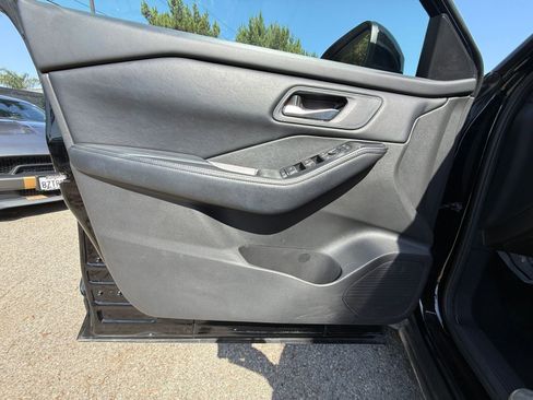 Used 2025 Nissan Rogue SV FWD image 18