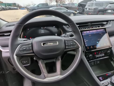 Used 2023 Jeep Grand Cherokee L Limited w/ Luxury Tech Group II image 32