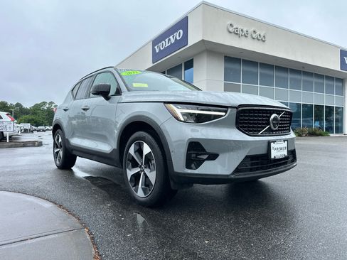 Used 2024 Volvo XC40 B5 Plus w/ Protection Package Premier AWD/4WD image 2