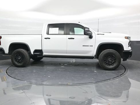 Used 2024 Chevrolet Silverado 2500 ZR2 w/ Technology Package AWD/4WD image 8