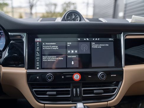 Certified 2026 Porsche Macan image 12