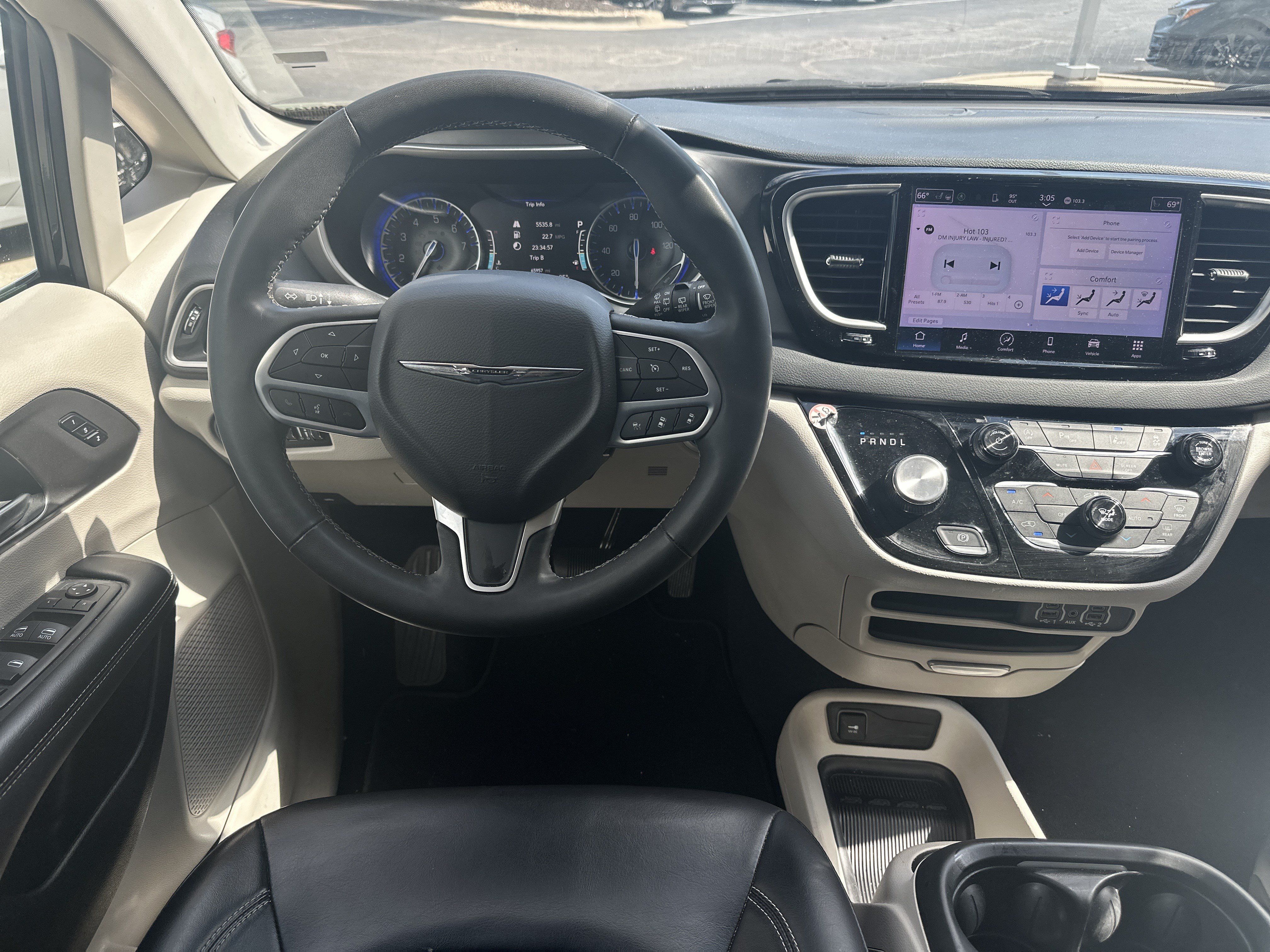 Used 2023 Chrysler Pacifica Touring-L FWD image 16