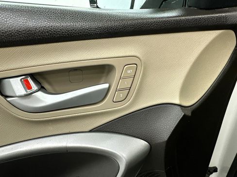 Used 2016 Hyundai Santa Fe Limited w/ Option Group 04 FWD image 12