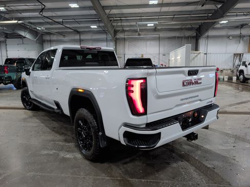 Used 2024 GMC Sierra 2500 AT4 w/ AT4 Premium Plus Package AWD/4WD image 4