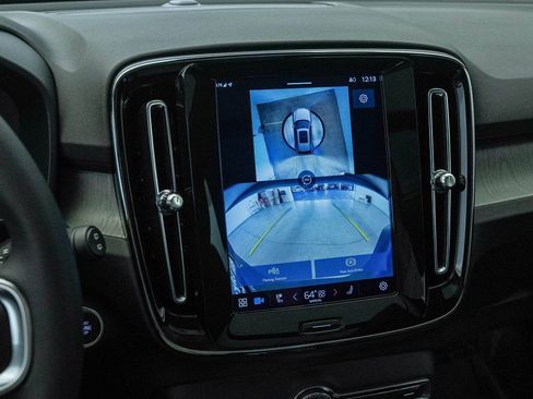 Certified 2025 Volvo XC40 B5 Plus w/ Climate Package image 25