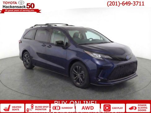 Used 2025 Toyota Sienna XSE w/ XSE Plus Package image 1