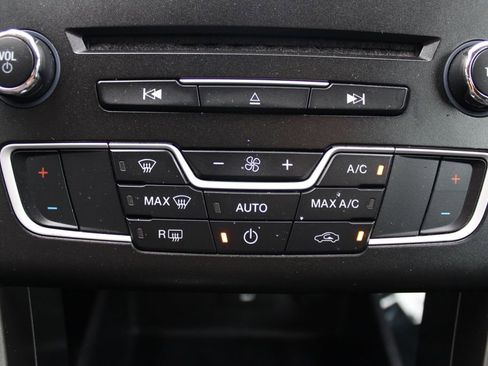 Used 2017 Ford Fusion SE FWD image 27