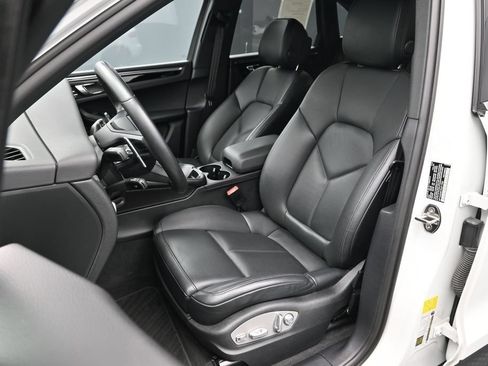 Certified 2023 Porsche Macan AWD/4WD image 5