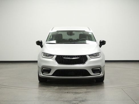 Used 2024 Chrysler Pacifica Touring-L FWD image 3