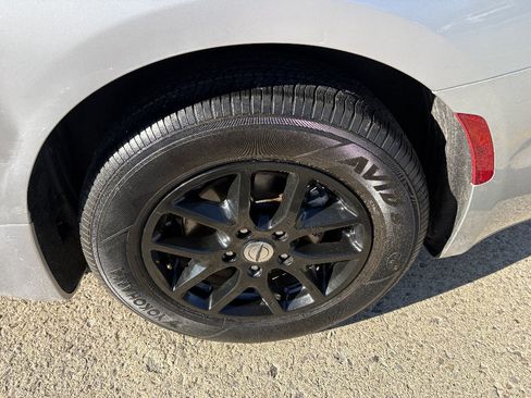 Used 2024 Chrysler Pacifica Touring-L FWD image 10