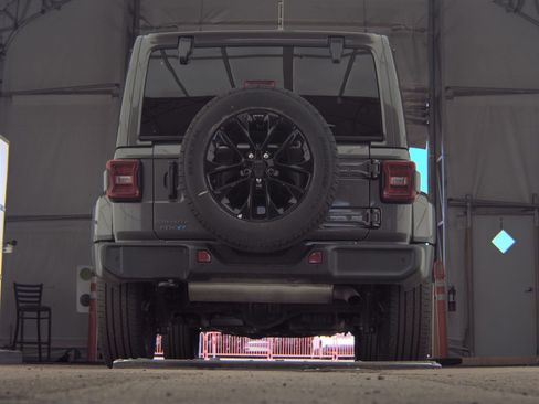 Used 2025 Jeep Wrangler Unlimited Sahara w/ Safety Group AWD/4WD image 18