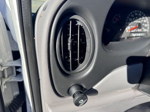 Used 2002 Ford E-250 and Econoline 250 image 23