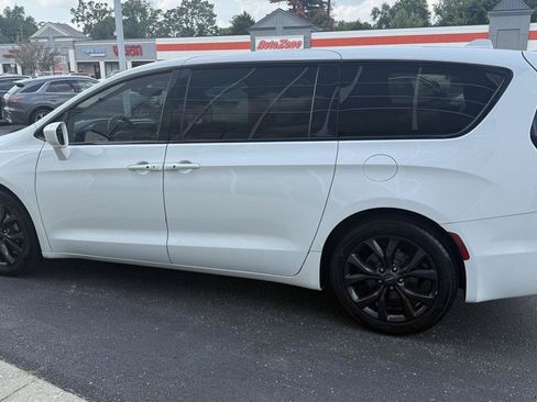 Used 2018 Chrysler Pacifica Touring Plus w/ S Appearance Package FWD image 5