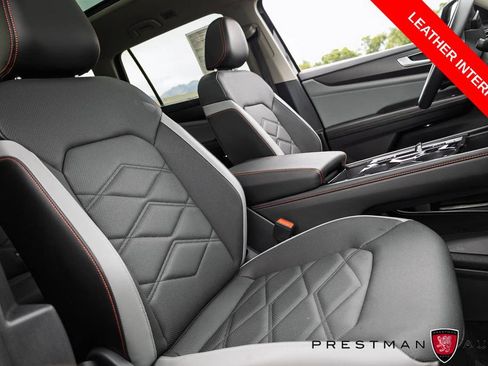 Used 2024 Volkswagen Atlas Peak Edition SEL AWD/4WD image 4