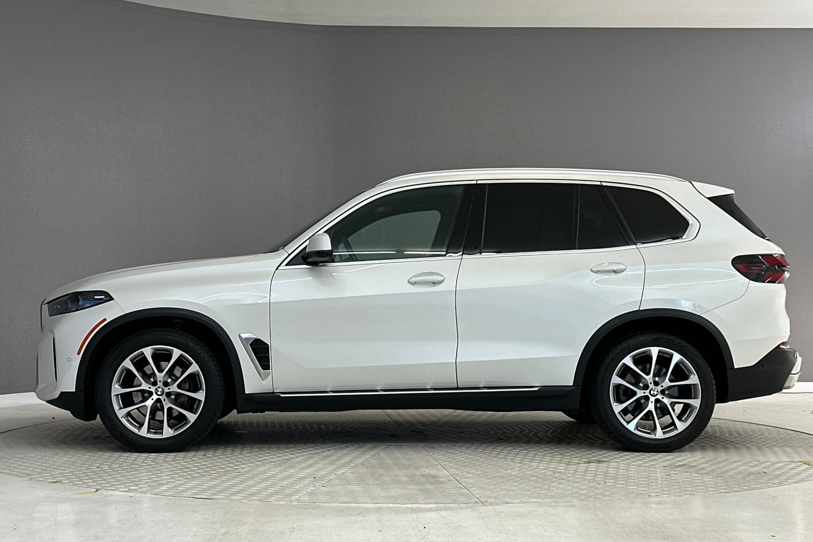Used 2024 BMW X5 xDrive40i AWD/4WD image 2