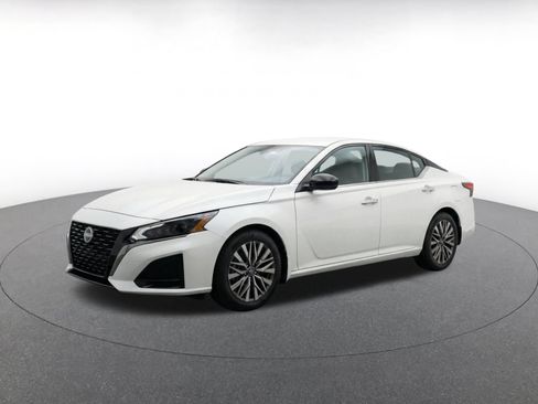 Used 2025 Nissan Altima 2.5 SV FWD image 3