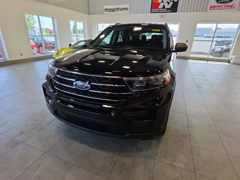Used 2023 Ford Explorer XLT AWD/4WD image 2