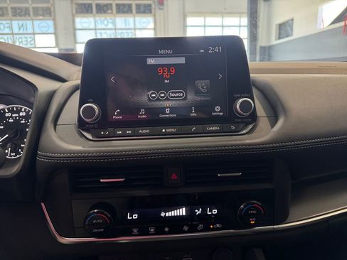 Used 2023 Nissan Rogue SV image 11