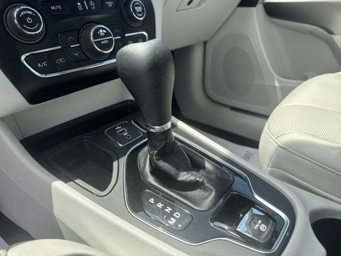 Used 2019 Jeep Cherokee Limited w/ Luxury Group FWD image 25