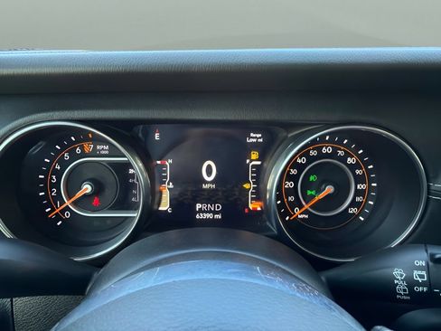 Used 2019 Jeep Wrangler Unlimited Sahara w/ Dual Top Group AWD/4WD image 12