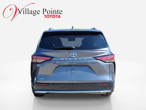 Used 2025 Toyota Sienna Platinum FWD image 3