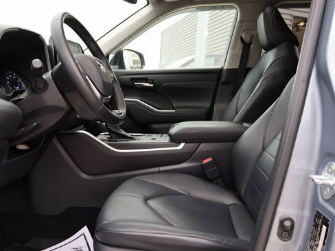 Used 2021 Toyota Highlander XLE image 23