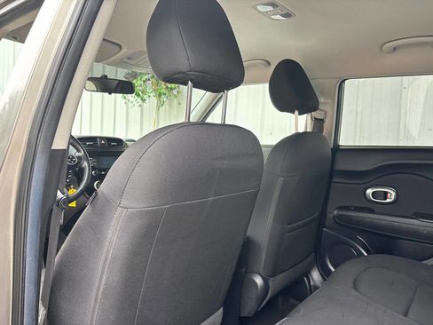 Used 2016 Kia Soul + FWD image 12
