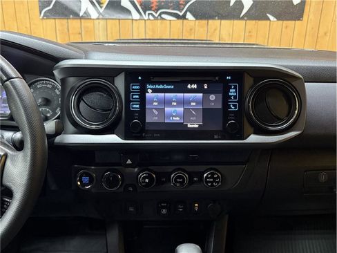 Used 2018 Toyota Tacoma TRD Sport AWD/4WD image 20