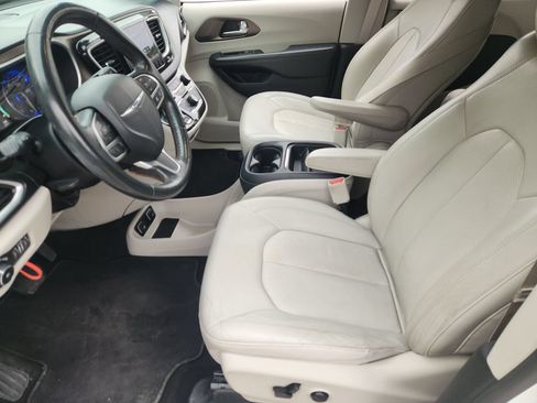 Used 2019 Chrysler Pacifica Touring-L w/ Advanced Safetytec Group FWD image 10