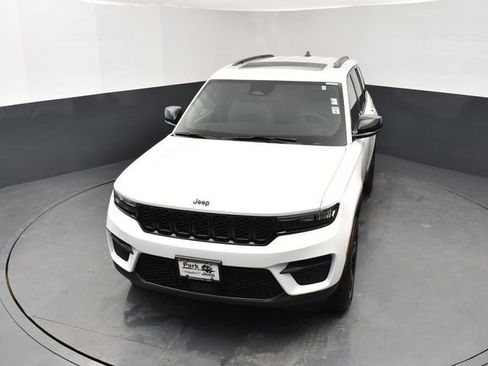 Used 2025 Jeep Grand Cherokee Altitude image 14