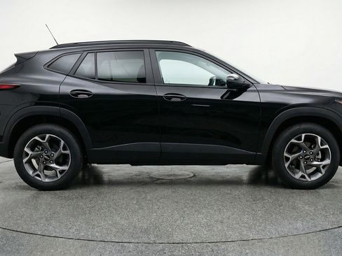 Used 2025 Chevrolet Trax LT w/ LT Convenience Package image 11