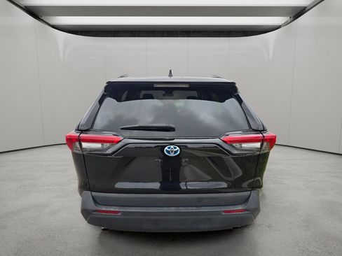 Used 2022 Toyota RAV4 LE AWD/4WD image 4