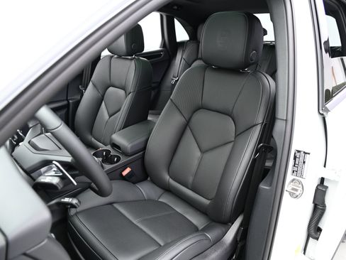 Used 2025 Porsche Macan image 5