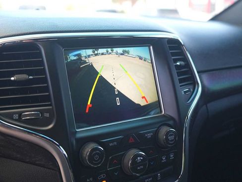 Used 2018 Jeep Grand Cherokee Laredo RWD image 24