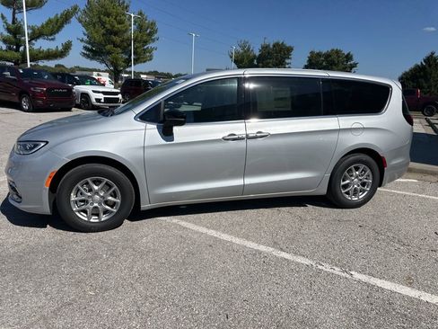 New 2026 Chrysler Pacifica Select image 16