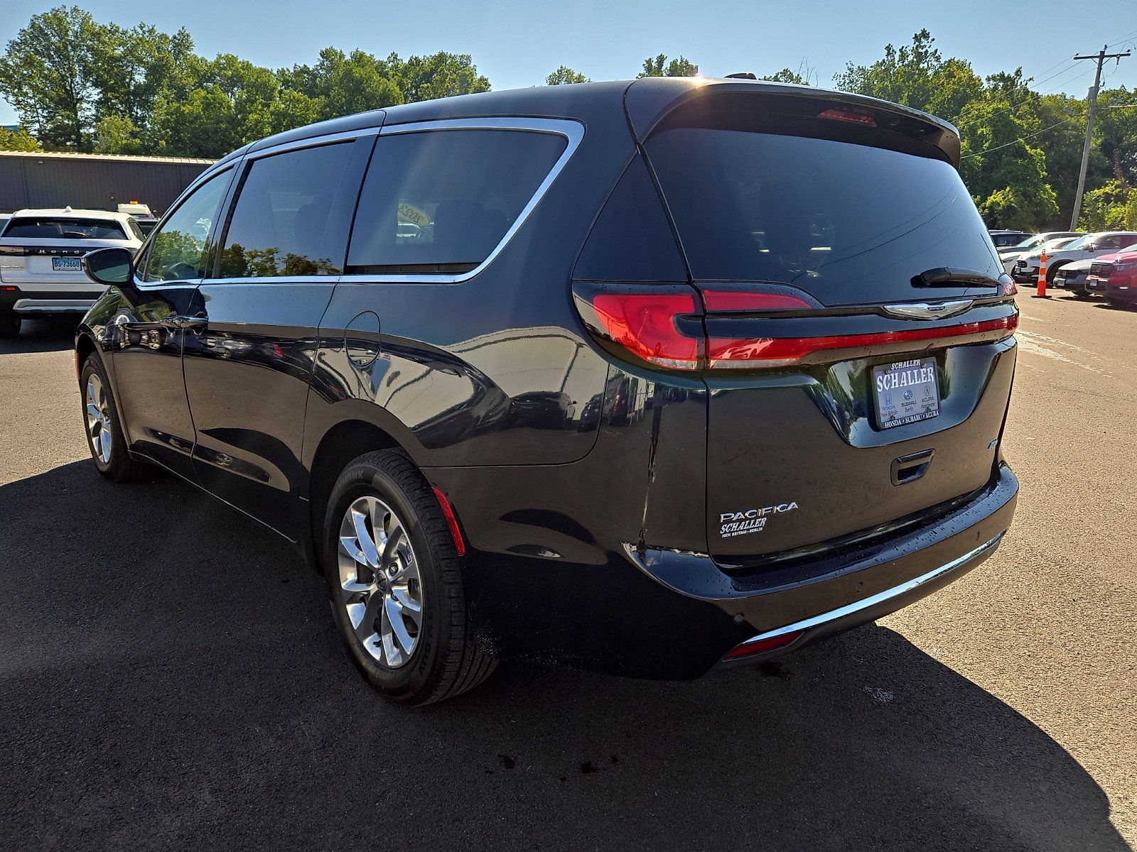 Used 2023 Chrysler Pacifica Touring-L AWD/4WD image 4