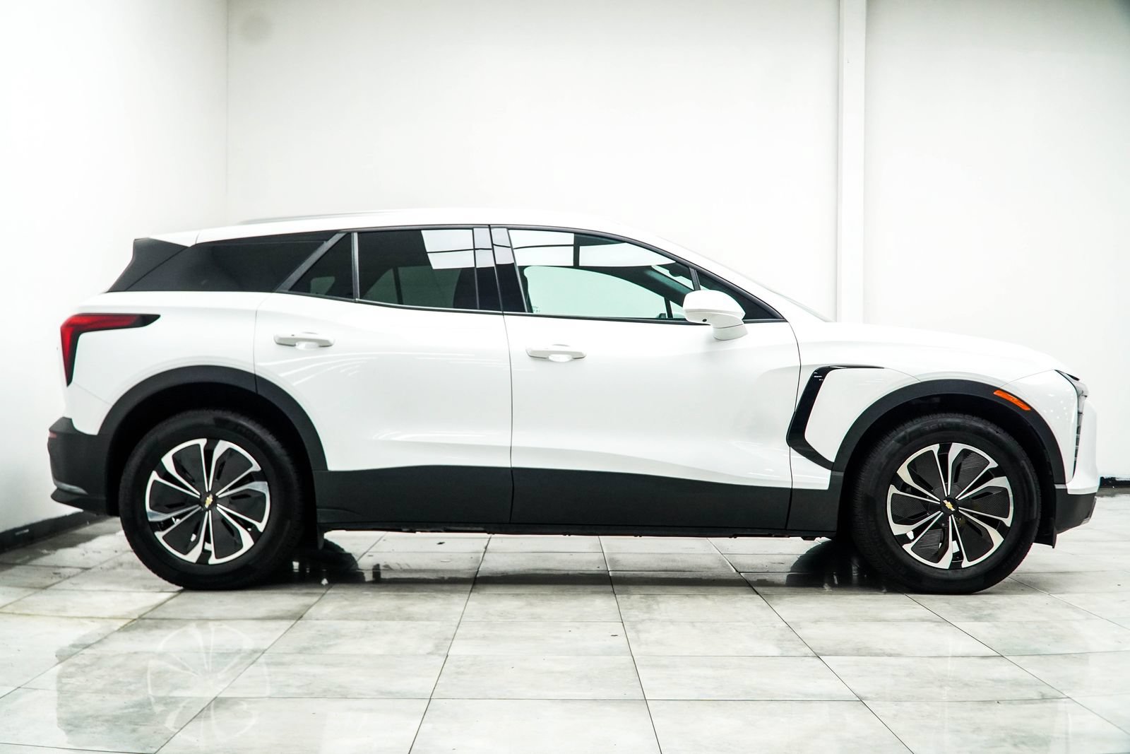 Used 2024 Chevrolet Blazer EV LT AWD/4WD image 9