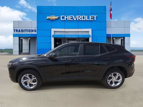 New 2026 Chevrolet Trax LS w/ LS Convenience Package FWD image 6