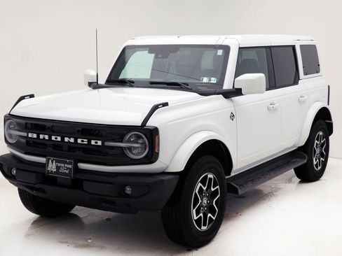 Used 2025 Ford Bronco Outer Banks image 2