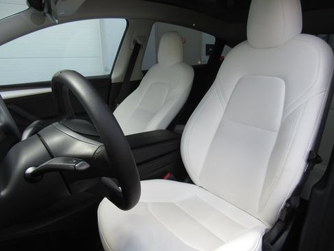 Used 2022 Tesla Model Y Performance AWD/4WD image 12