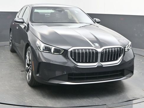 New 2026 BMW 530i w/ Premium Package image 2