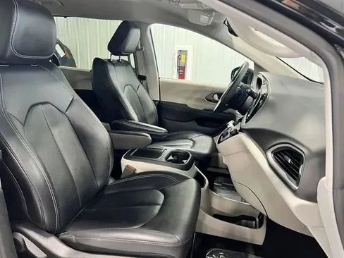 Used 2024 Chrysler Pacifica Touring-L image 28